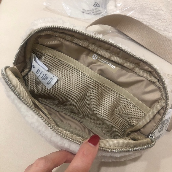 Lululemon 2022 Fleece Everywhere Belt Bag in Natural Ivory/Trench (NWT) - Picture 6 of 6
